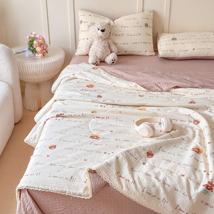 91家纺网 家纺一手货源 找家纺 梦舒阳 2026新款泡芙棉夏被花边款泡芙纱夏凉被四件套空调被带小熊吊牌 英文熊