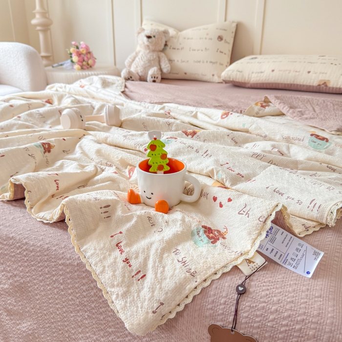 91家纺网 家纺一手货源 找家纺 梦舒阳 2026新款泡芙棉夏被花边款泡芙纱夏凉被四件套空调被带小熊吊牌 英文熊