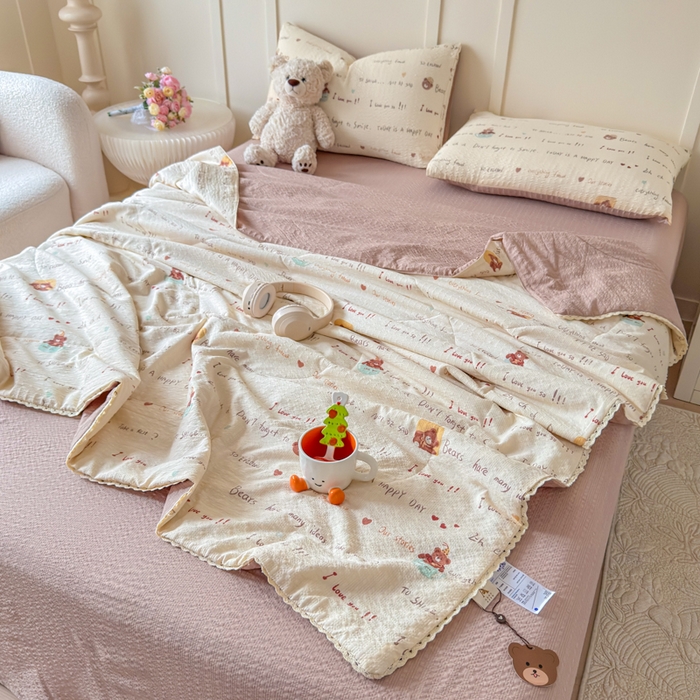 91家纺网 家纺一手货源 找家纺 梦舒阳 2026新款泡芙棉夏被花边款泡芙纱夏凉被四件套空调被带小熊吊牌 英文熊