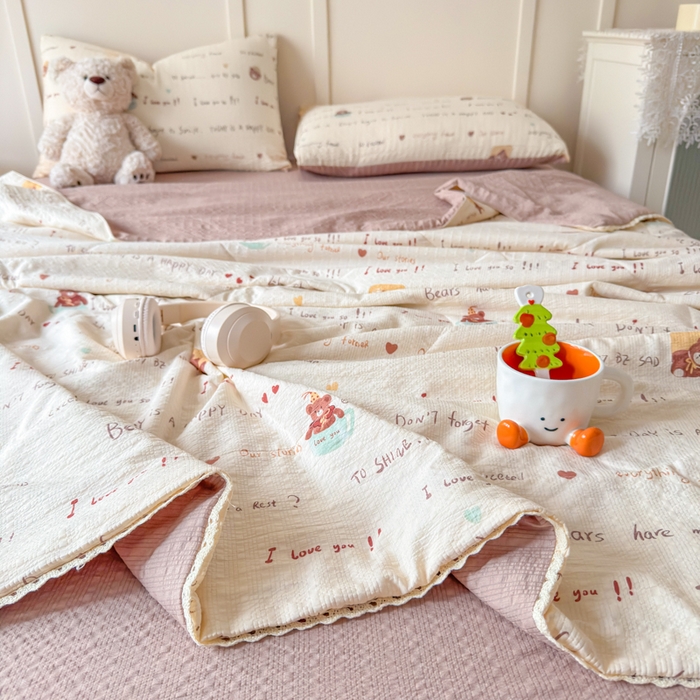 91家纺网 家纺一手货源 找家纺 梦舒阳 2026新款泡芙棉夏被花边款泡芙纱夏凉被四件套空调被带小熊吊牌 英文熊