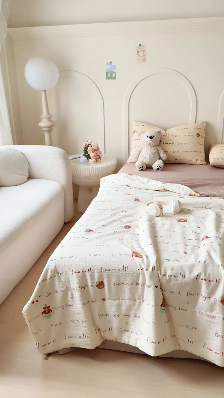 91家纺网 家纺一手货源 找家纺 梦舒阳 2026新款泡芙棉夏被花边款泡芙纱夏凉被四件套空调被带小熊吊牌 英文熊