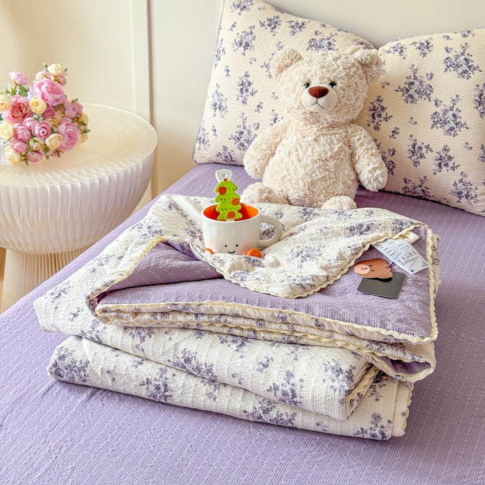91家纺网 家纺一手货源 找家纺 梦舒阳 2026新款泡芙棉夏被花边款泡芙纱夏凉被四件套空调被带小熊吊牌 紫花