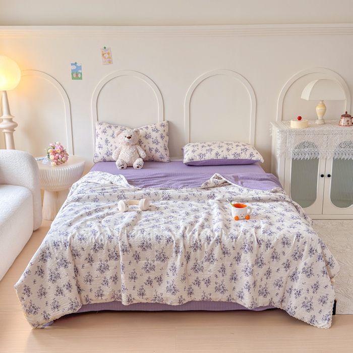 91家纺网 家纺一手货源 找家纺 梦舒阳 2026新款泡芙棉夏被花边款泡芙纱夏凉被四件套空调被带小熊吊牌 紫花