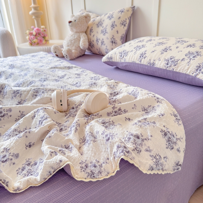 91家纺网 家纺一手货源 找家纺 梦舒阳 2026新款泡芙棉夏被花边款泡芙纱夏凉被四件套空调被带小熊吊牌 紫花