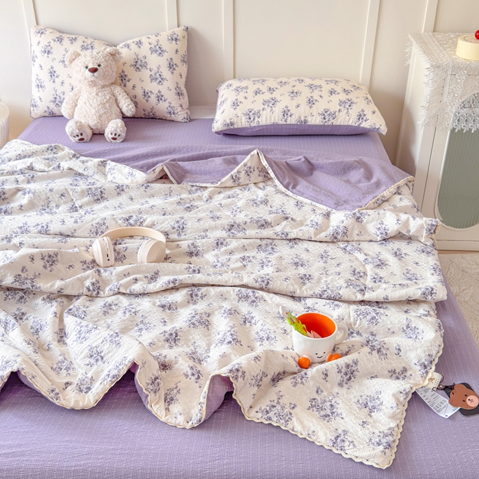 91家纺网 家纺一手货源 找家纺 梦舒阳 2026新款泡芙棉夏被花边款泡芙纱夏凉被四件套空调被带小熊吊牌 紫花