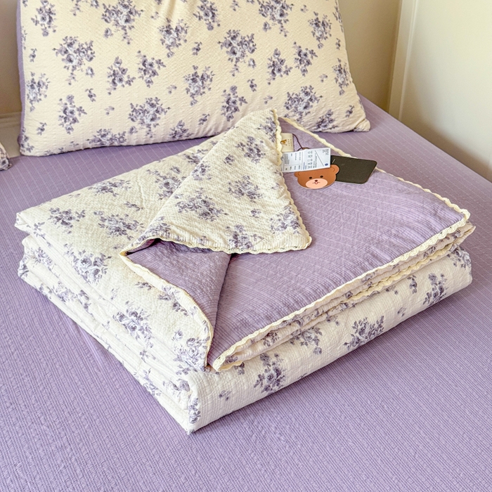 91家纺网 家纺一手货源 找家纺 梦舒阳 2026新款泡芙棉夏被花边款泡芙纱夏凉被四件套空调被带小熊吊牌 紫花
