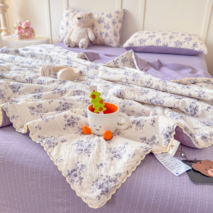 91家纺网 家纺一手货源 找家纺 梦舒阳 2026新款泡芙棉夏被花边款泡芙纱夏凉被四件套空调被带小熊吊牌 紫花