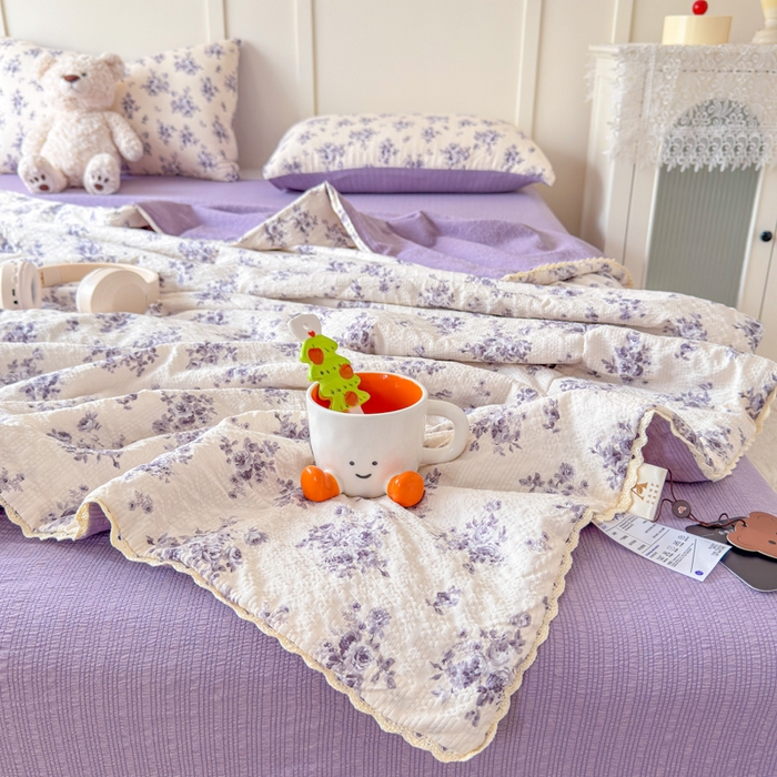 91家纺网 家纺一手货源 找家纺 梦舒阳 2026新款泡芙棉夏被花边款泡芙纱夏凉被四件套空调被带小熊吊牌 紫花