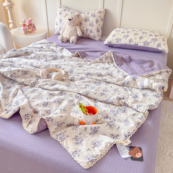 91家纺网 家纺一手货源 找家纺 梦舒阳 2026新款泡芙棉夏被花边款泡芙纱夏凉被四件套空调被带小熊吊牌 紫花
