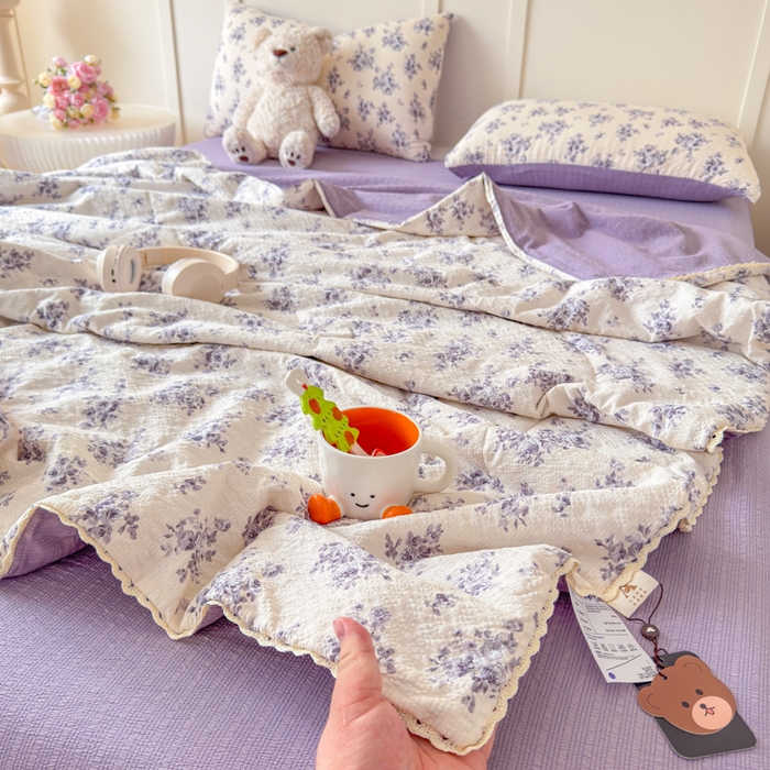 91家纺网 家纺一手货源 找家纺 梦舒阳 2026新款泡芙棉夏被花边款泡芙纱夏凉被四件套空调被带小熊吊牌 紫花