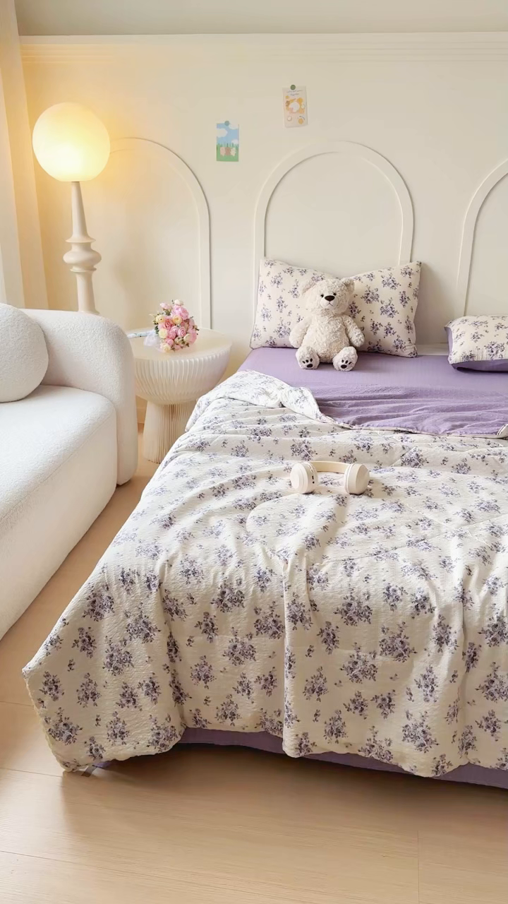 91家纺网 家纺一手货源 找家纺 梦舒阳 2026新款泡芙棉夏被花边款泡芙纱夏凉被四件套空调被带小熊吊牌 紫花