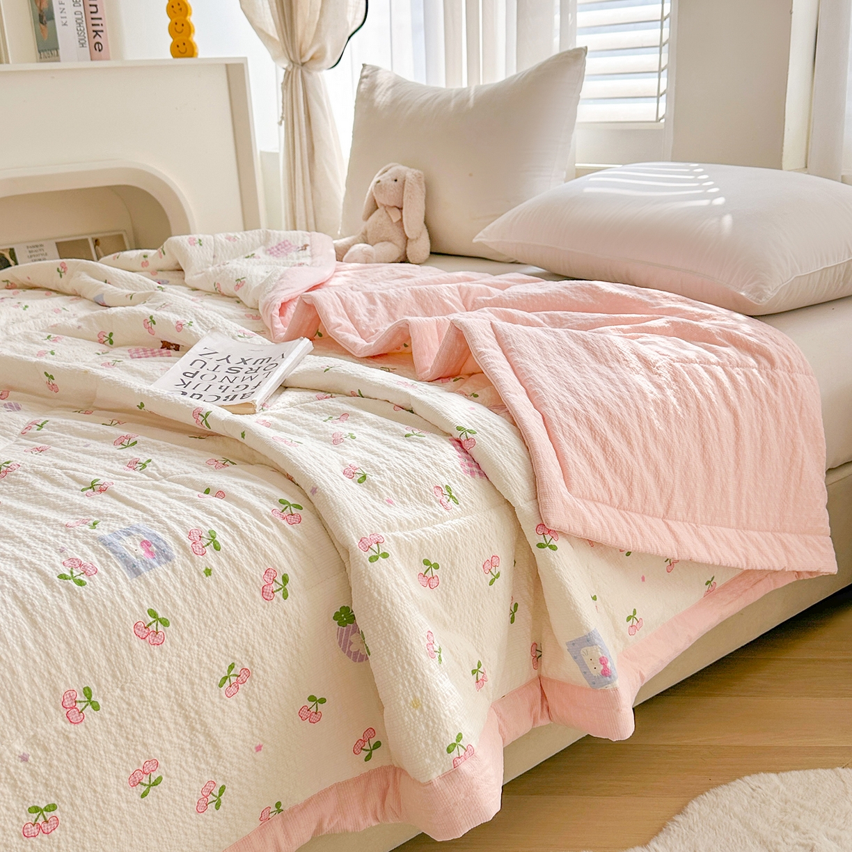 91家纺网 家纺一手货源 找家纺 魅图家纺 2026新款泡芙纱新疆棉花夏被 樱桃小软贴