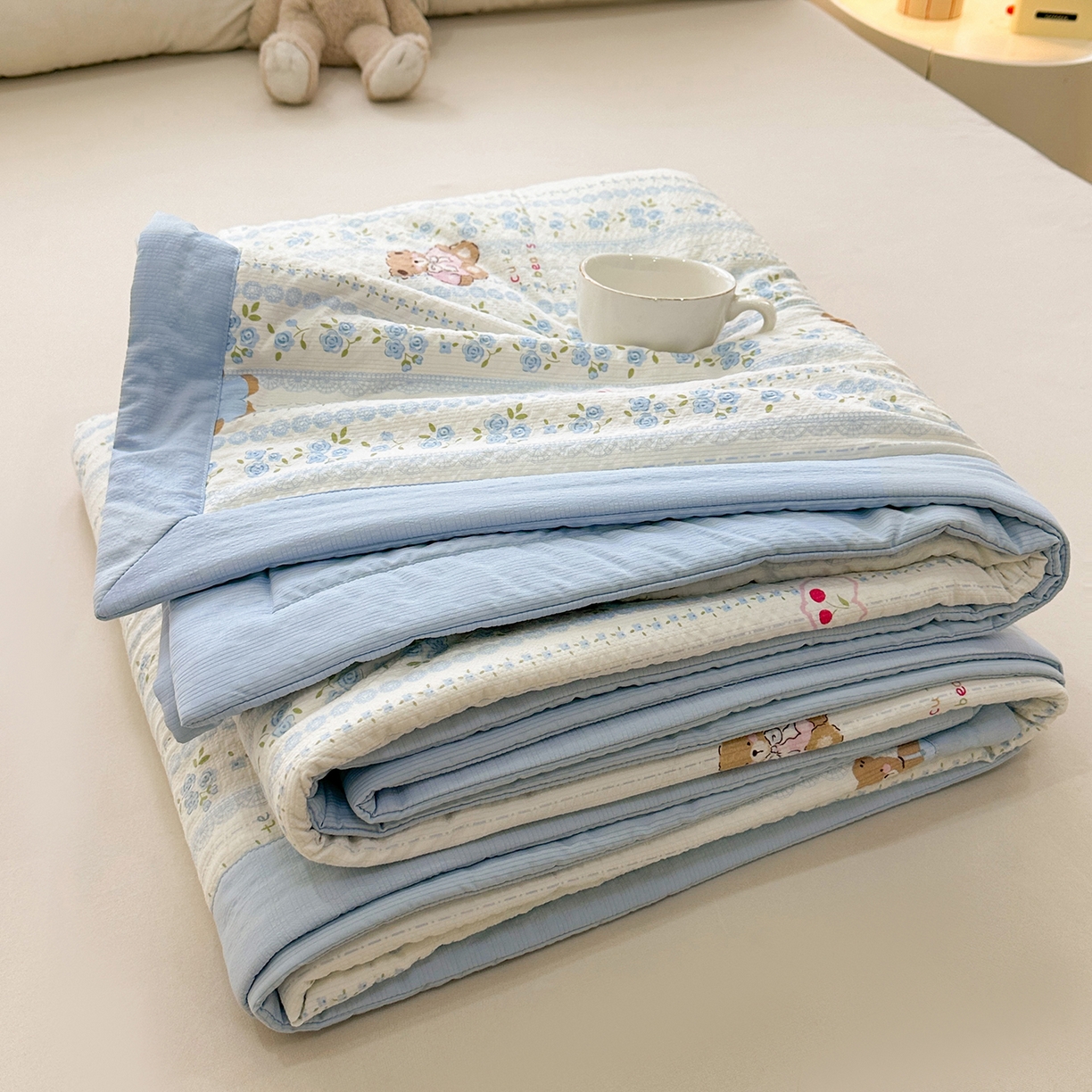 91家纺网 家纺一手货源 找家纺 魅图家纺 2026新款泡芙纱新疆棉花夏被 纯宅熊