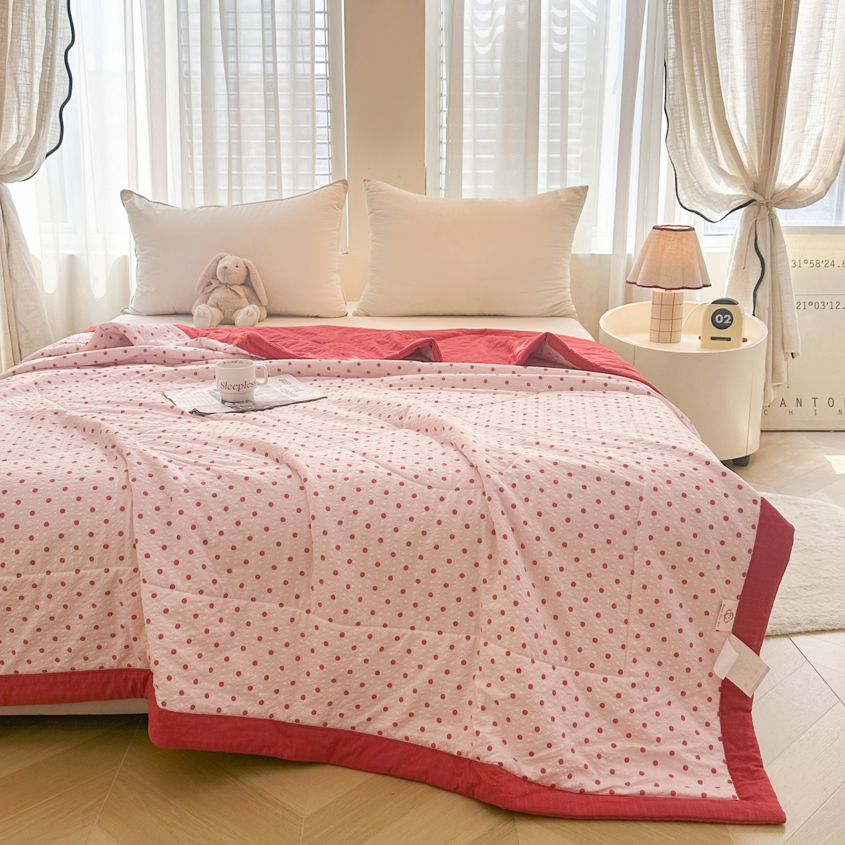 91家纺网 家纺一手货源 找家纺 魅图家纺 2026新款泡芙纱新疆棉花夏被 粉雾星点