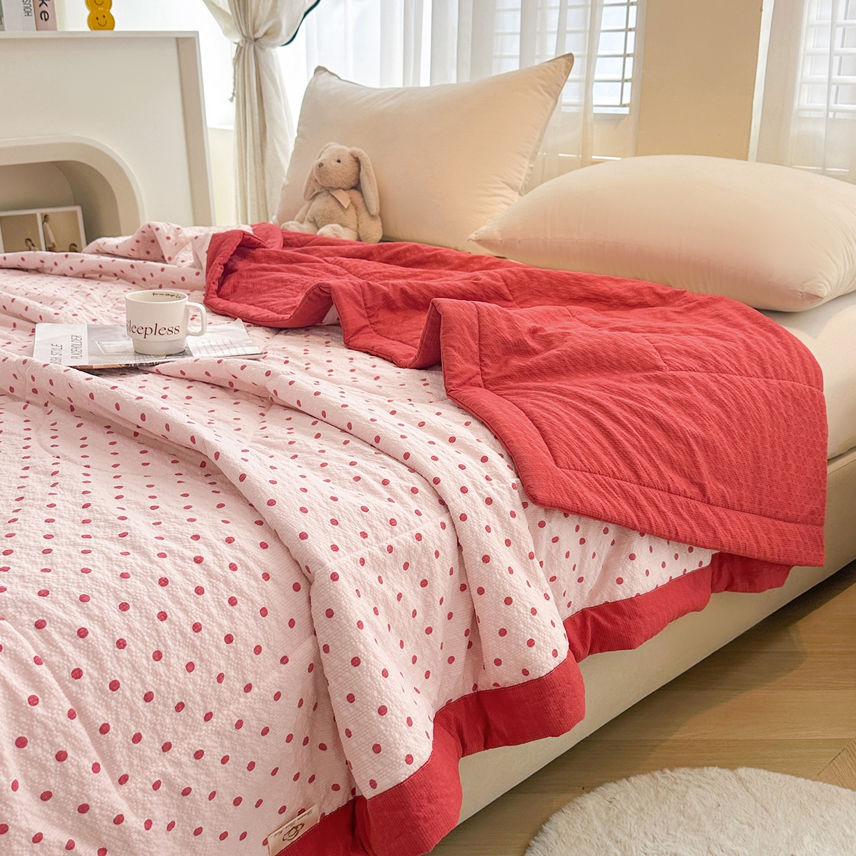 91家纺网 家纺一手货源 找家纺 魅图家纺 2026新款泡芙纱新疆棉花夏被 粉雾星点