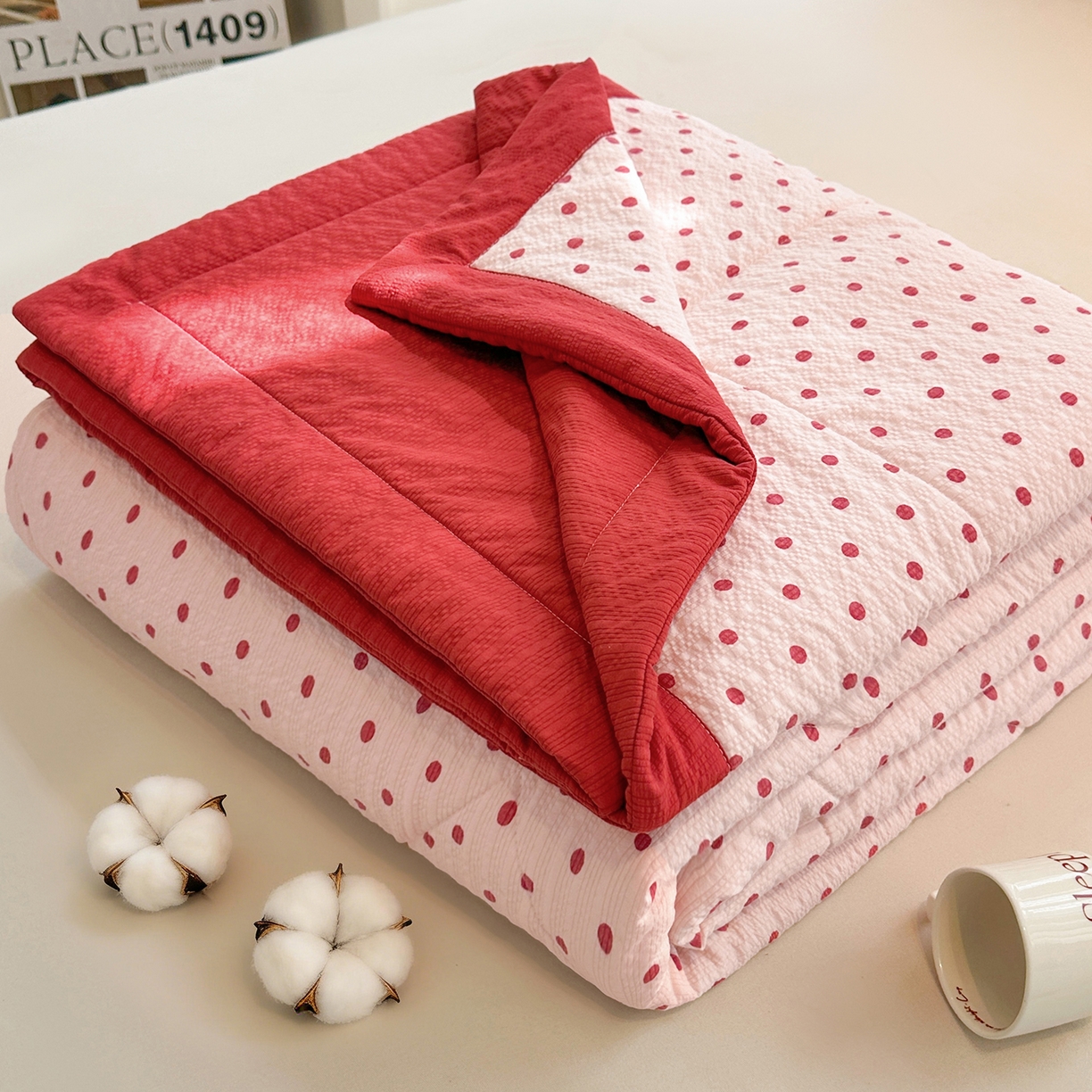 91家纺网 家纺一手货源 找家纺 魅图家纺 2026新款泡芙纱新疆棉花夏被 粉雾星点