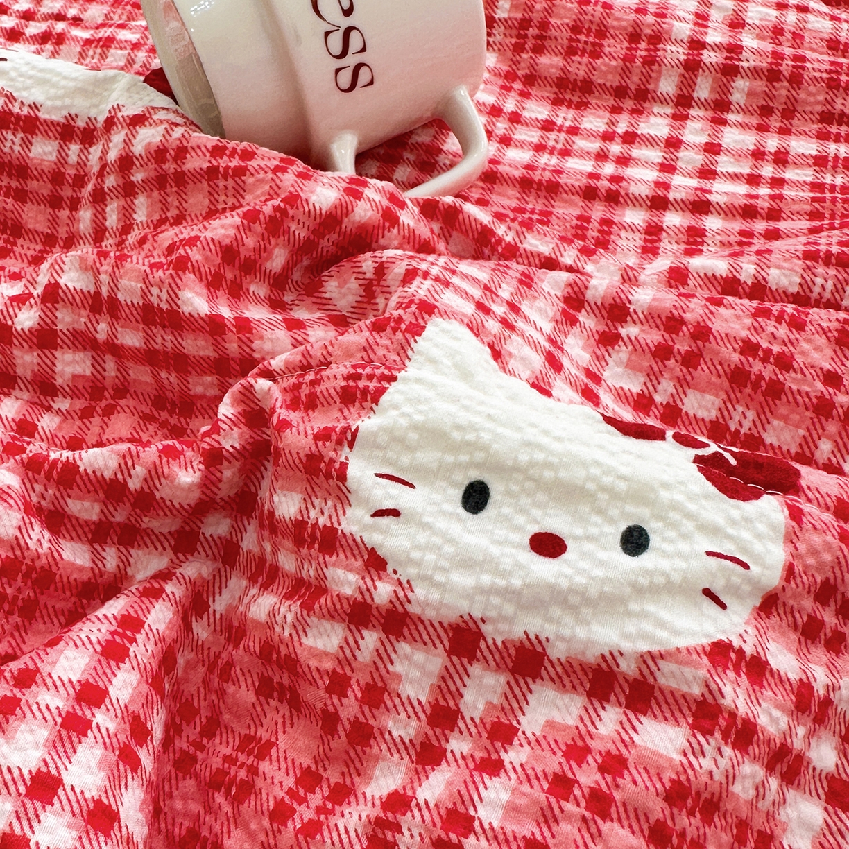 91家纺网 家纺一手货源 找家纺 魅图家纺 2026新款泡芙纱新疆棉花夏被 红格小猫