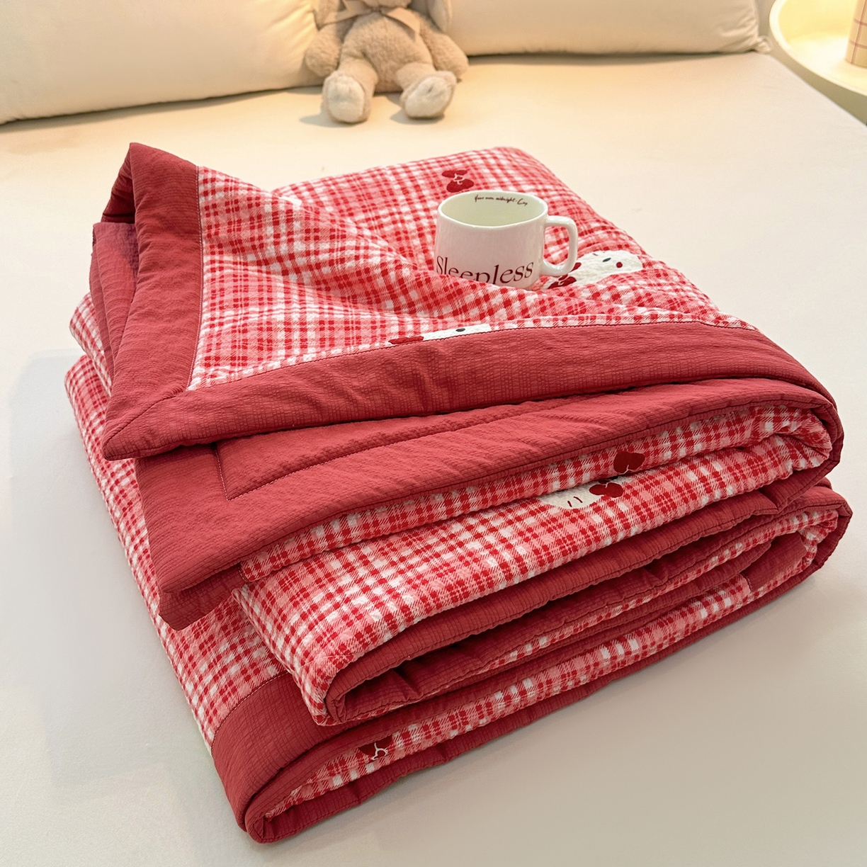 91家纺网 家纺一手货源 找家纺 魅图家纺 2026新款泡芙纱新疆棉花夏被 红格小猫