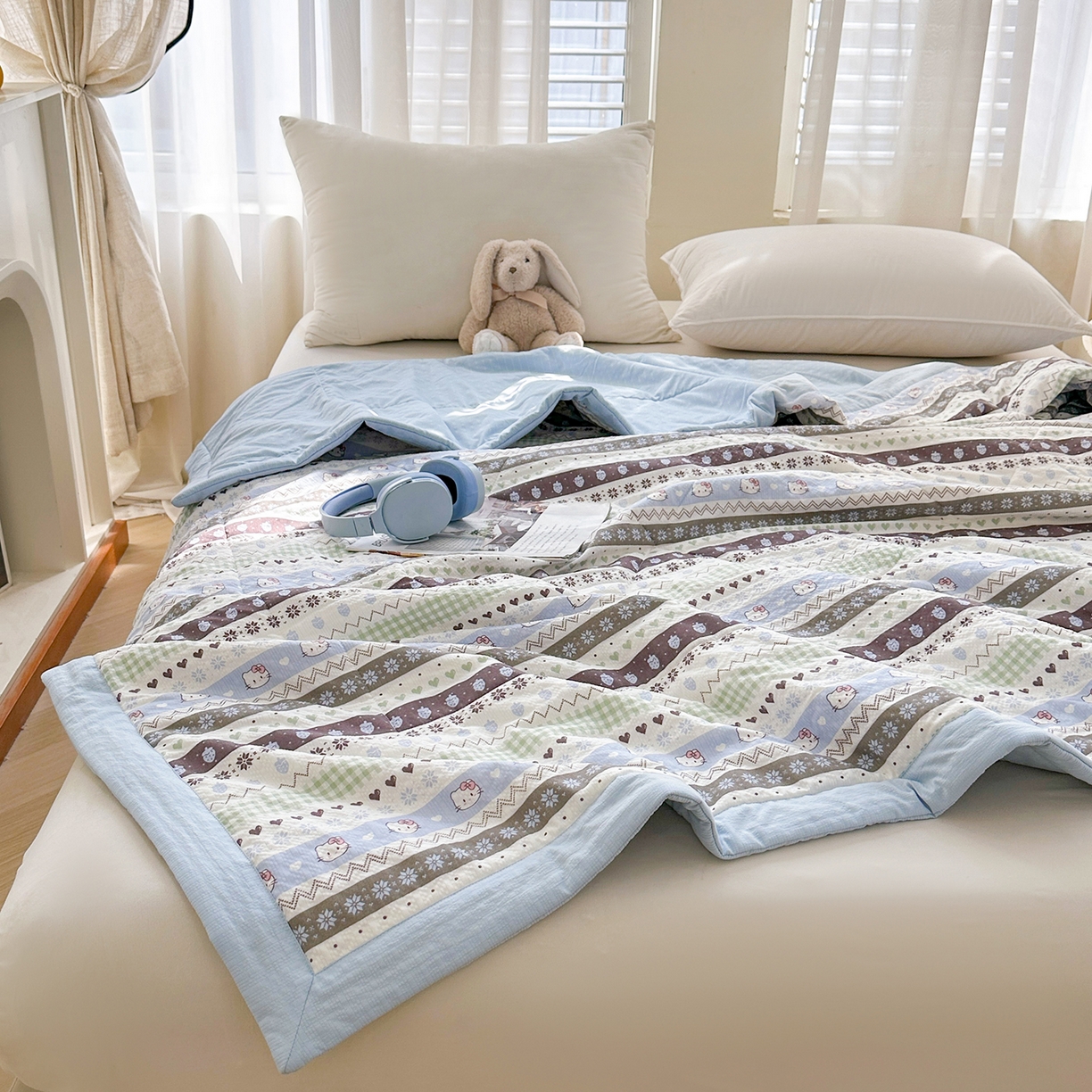 91家纺网 家纺一手货源 找家纺 魅图家纺 2026新款泡芙纱新疆棉花夏被 猫咪集-蓝