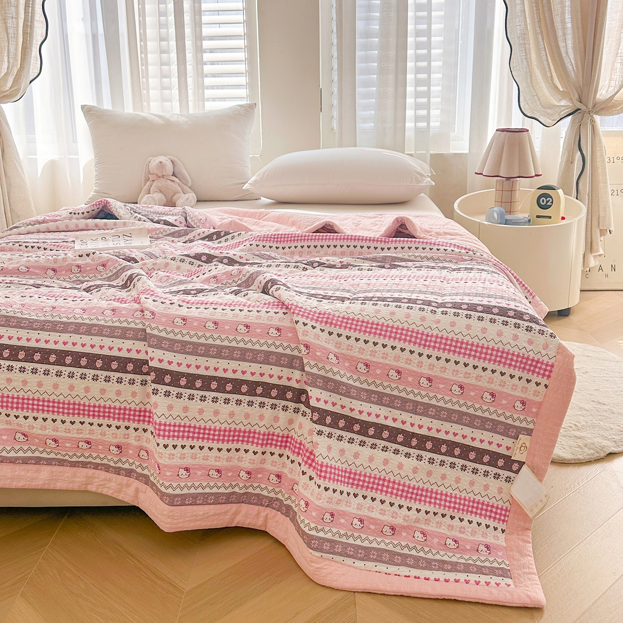 91家纺网 家纺一手货源 找家纺 魅图家纺 2026新款泡芙纱新疆棉花夏被 猫咪集-粉