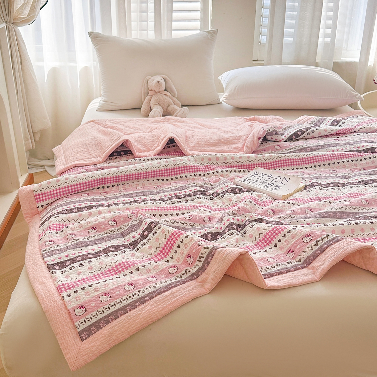 91家纺网 家纺一手货源 找家纺 魅图家纺 2026新款泡芙纱新疆棉花夏被 猫咪集-粉