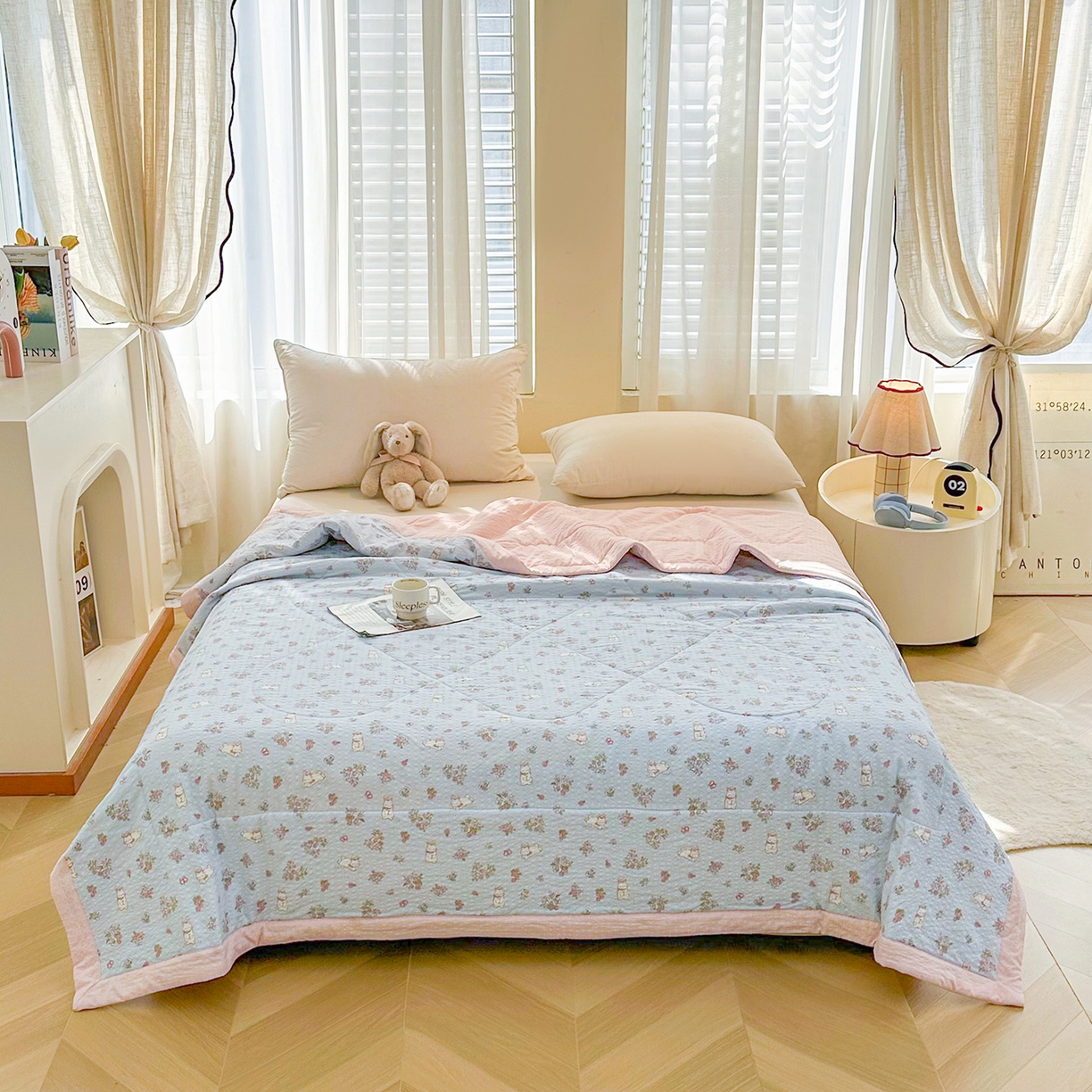 91家纺网 家纺一手货源 找家纺 魅图家纺 2026新款泡芙纱新疆棉花夏被 萌兔岛屿