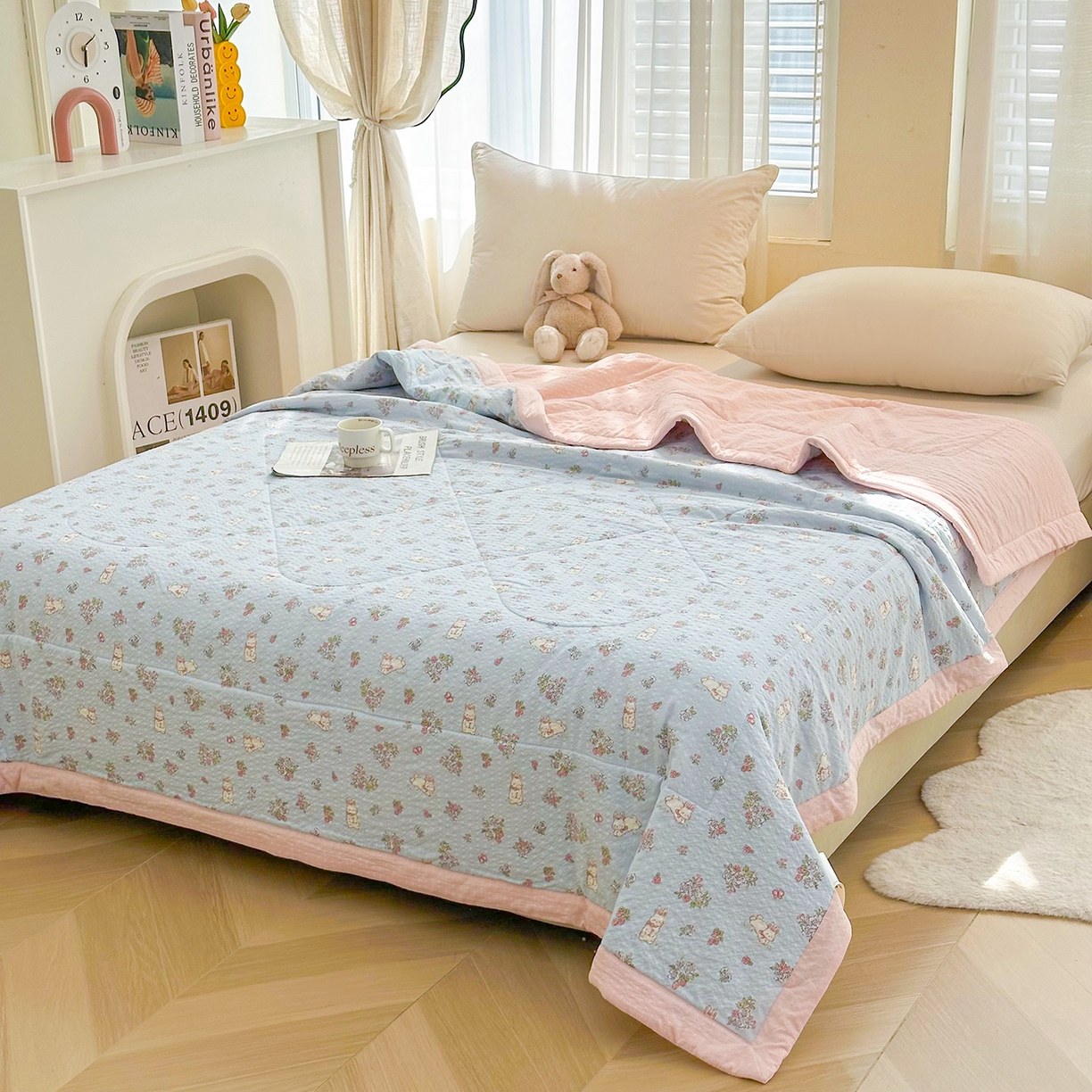 91家纺网 家纺一手货源 找家纺 魅图家纺 2026新款泡芙纱新疆棉花夏被 萌兔岛屿