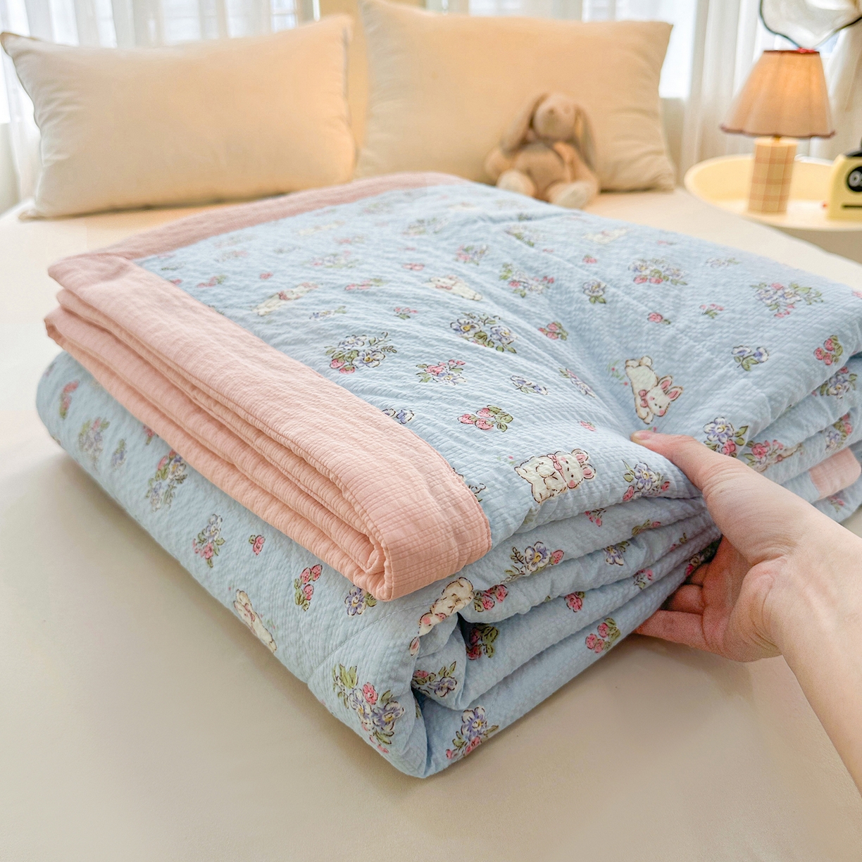 91家纺网 家纺一手货源 找家纺 魅图家纺 2026新款泡芙纱新疆棉花夏被 萌兔岛屿