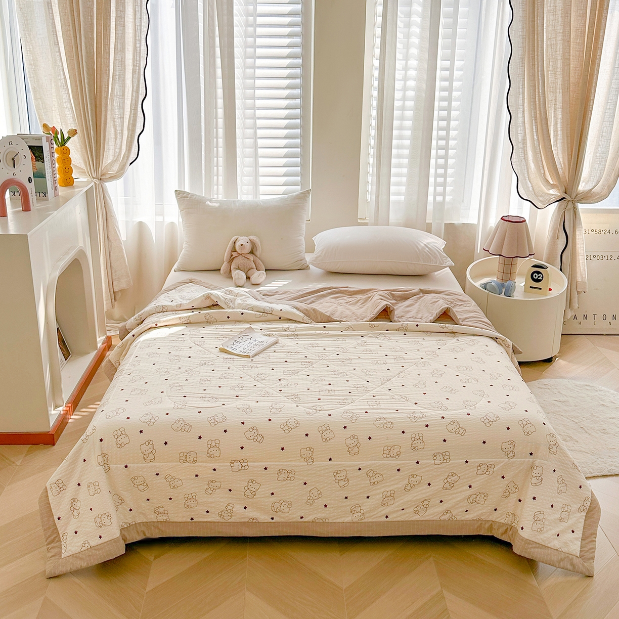 91家纺网 家纺一手货源 找家纺 魅图家纺 2026新款泡芙纱新疆棉花夏被 描线小猫-咖