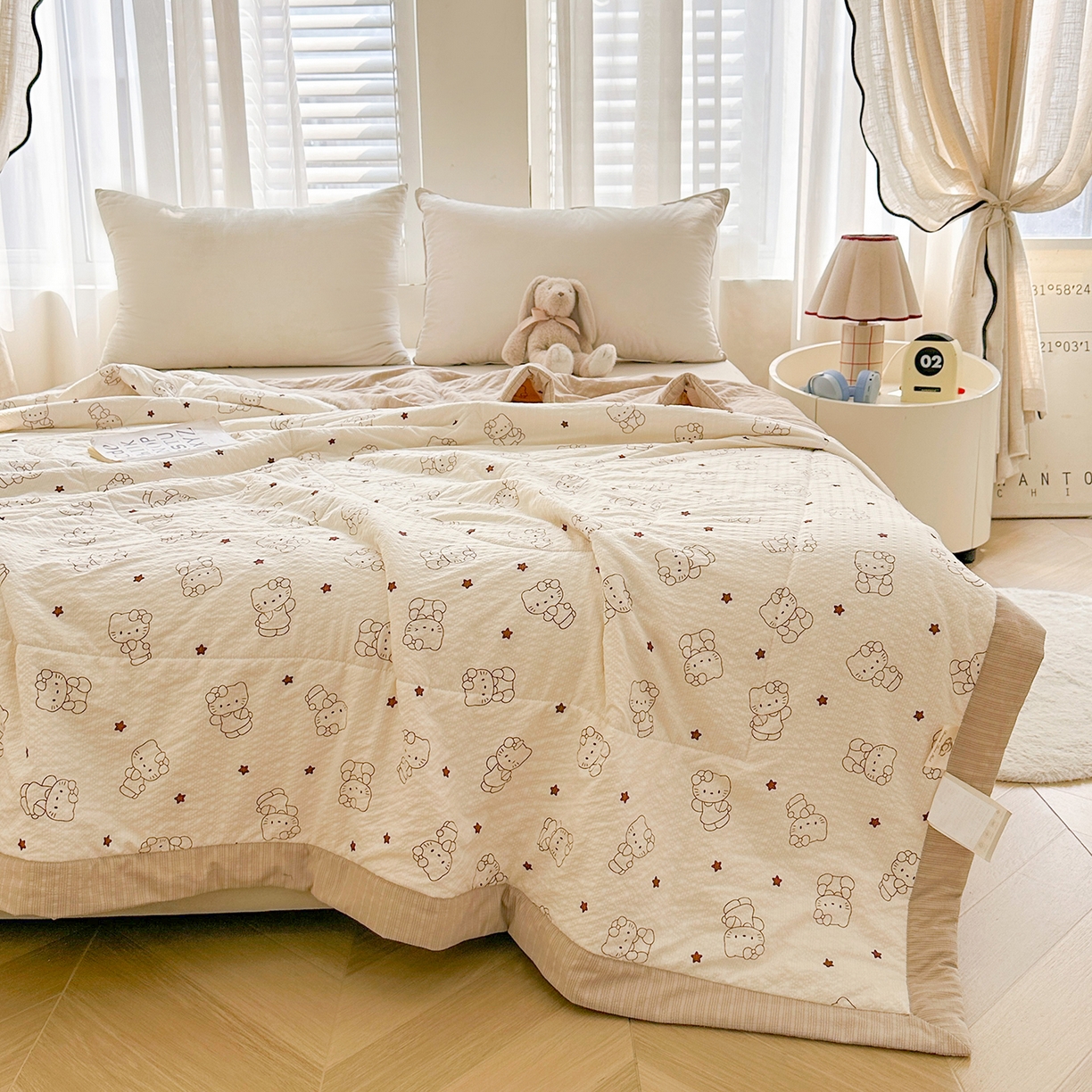 91家纺网 家纺一手货源 找家纺 魅图家纺 2026新款泡芙纱新疆棉花夏被 描线小猫-咖