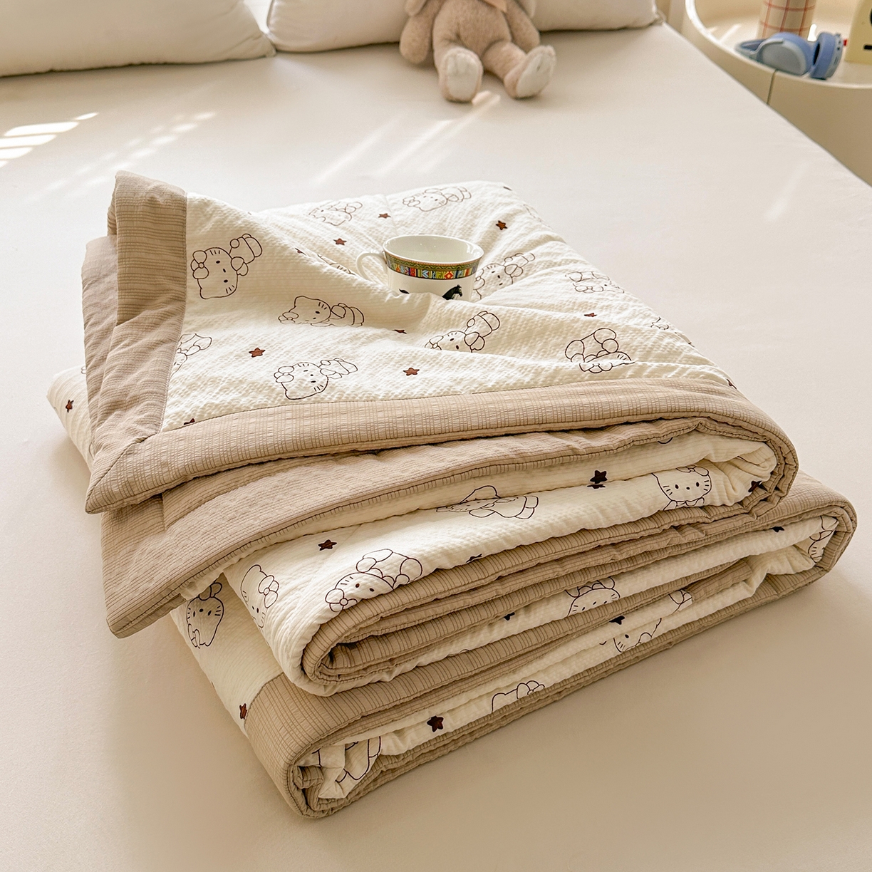 91家纺网 家纺一手货源 找家纺 魅图家纺 2026新款泡芙纱新疆棉花夏被 描线小猫-咖