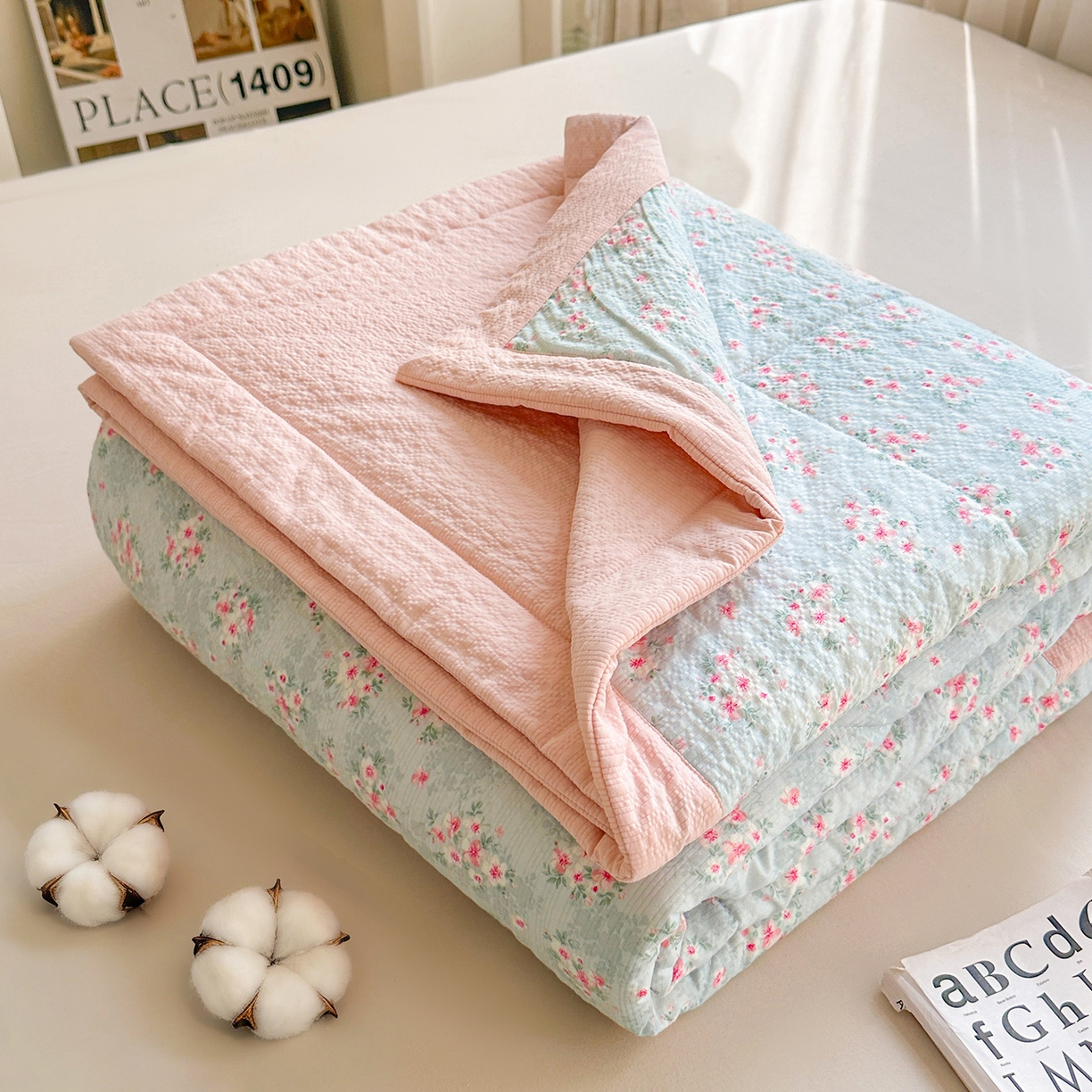 91家纺网 家纺一手货源 找家纺 魅图家纺 2026新款泡芙纱新疆棉花夏被 夜寄梨诗