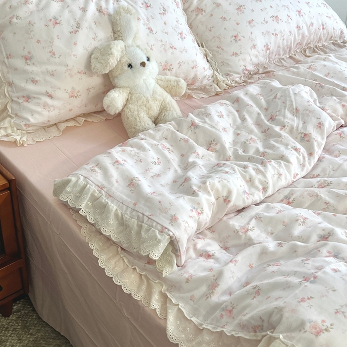 91家纺网 家纺一手货源 找家纺 荣轩家居 2026新款韩式浪漫花边工艺款全棉纯棉双层纱四件套（铺床版）雾粉蔷薇