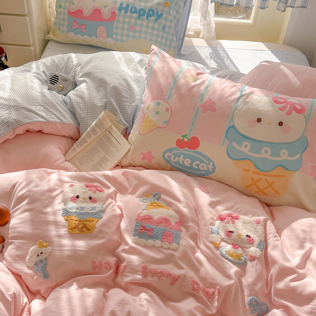 91家纺网 家纺一手货源 找家纺 沐慕 2026新款加厚款水洗棉云朵棉大版立体毛巾绣四件套 蛋糕kt