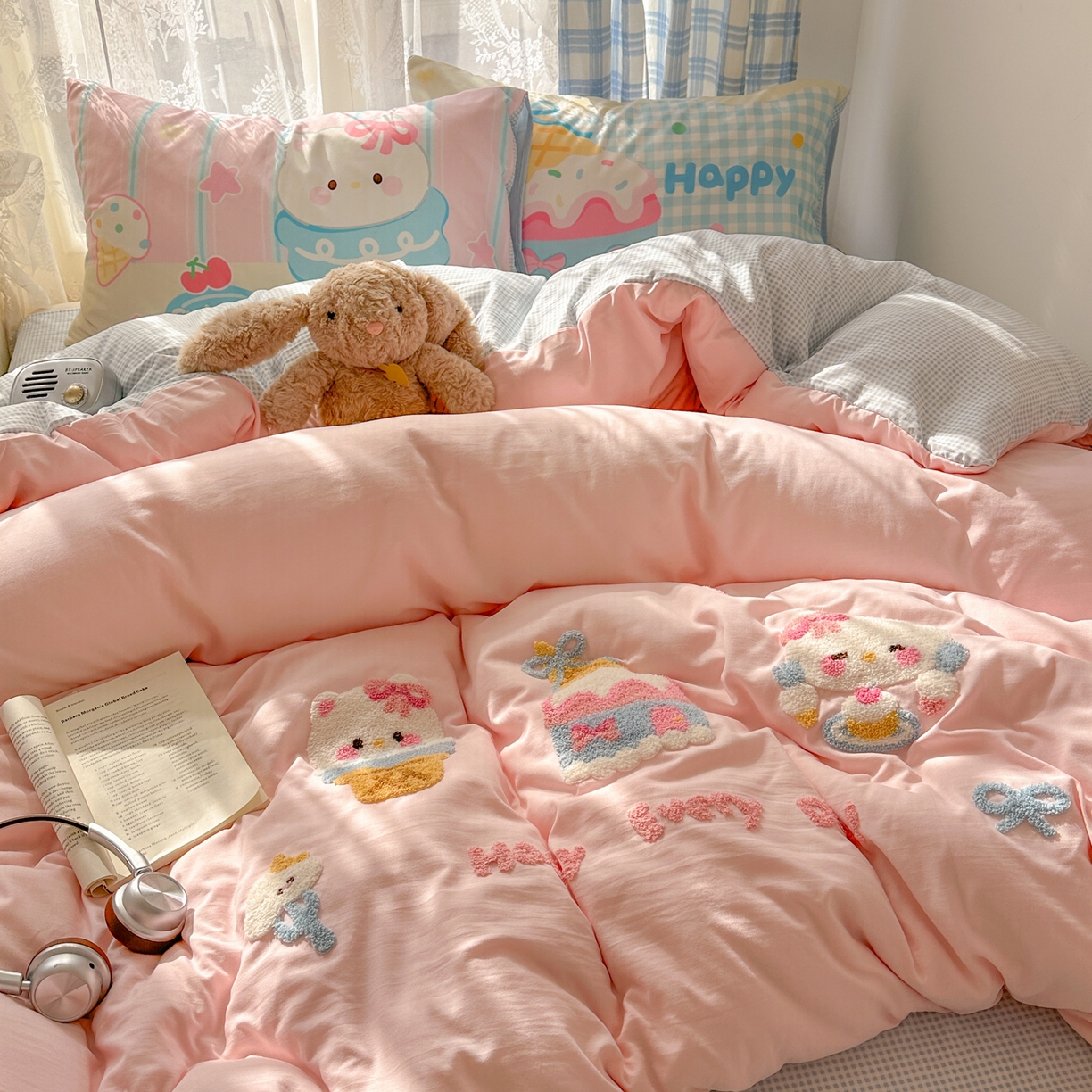 91家纺网 家纺一手货源 找家纺 沐慕 2026新款加厚款水洗棉云朵棉大版立体毛巾绣四件套 蛋糕kt