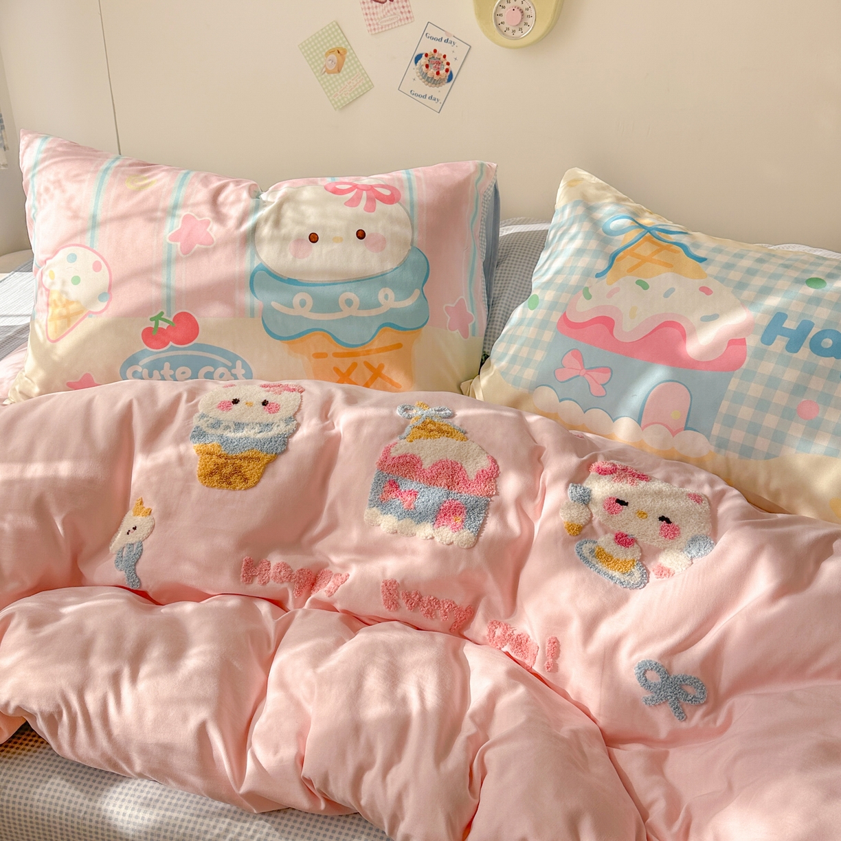 91家纺网 家纺一手货源 找家纺 沐慕 2026新款加厚款水洗棉云朵棉大版立体毛巾绣四件套 蛋糕kt