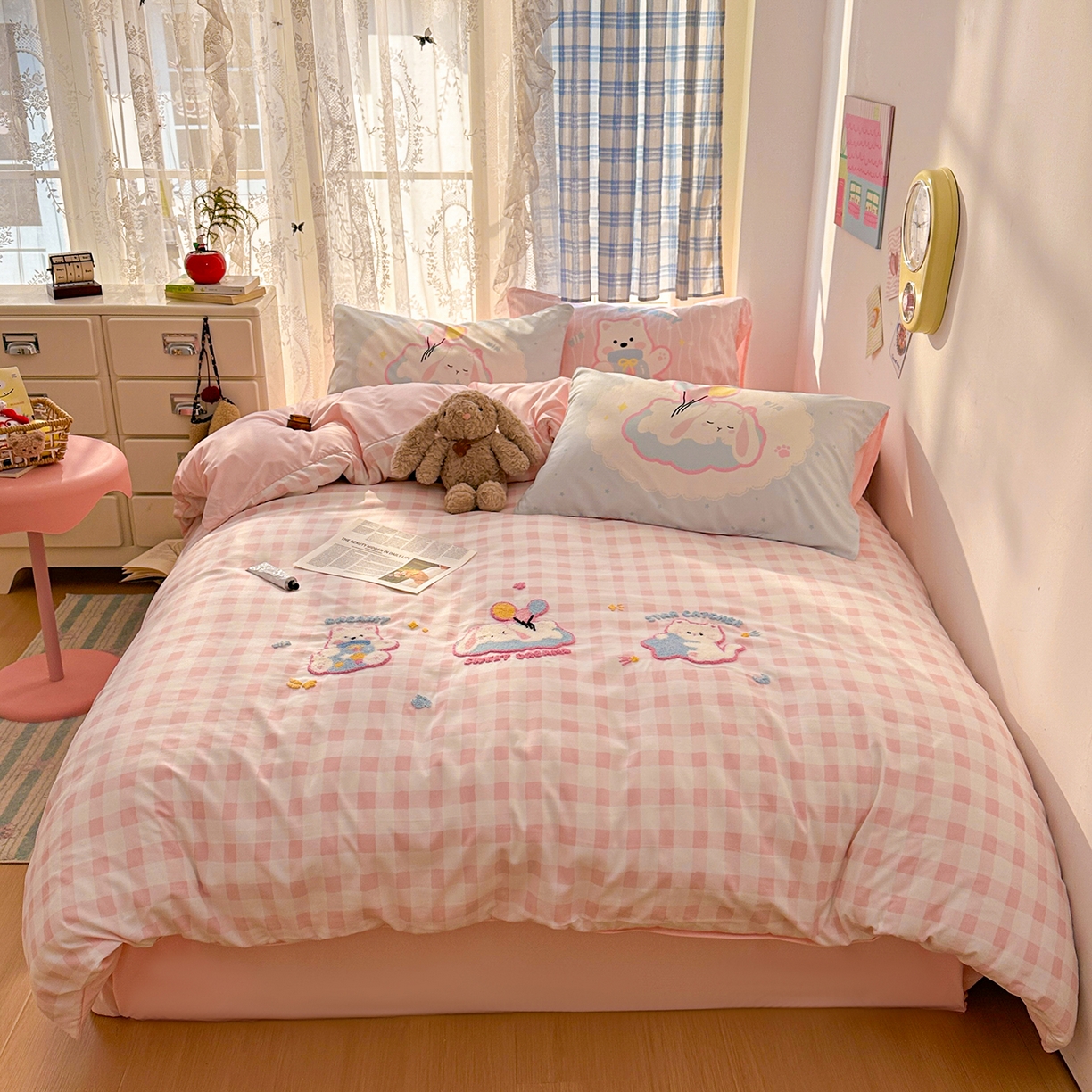 91家纺网 家纺一手货源 找家纺 沐慕 2026新款加厚款水洗棉云朵棉大版立体毛巾绣四件套 甜梦云朵趴