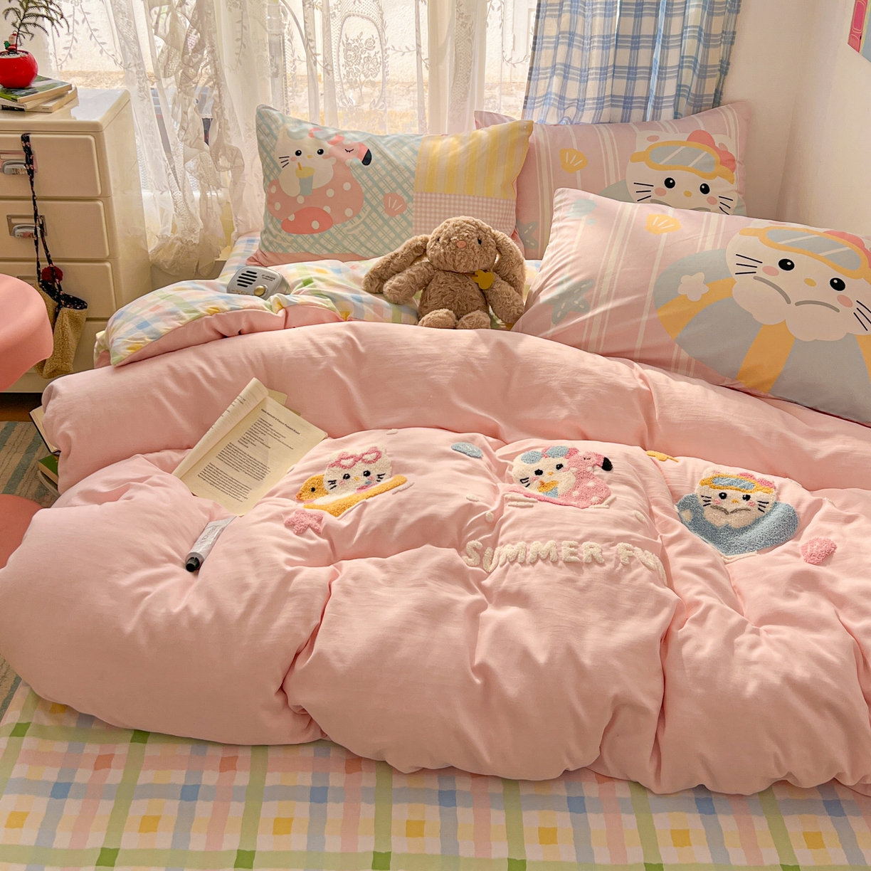 91家纺网 家纺一手货源 找家纺 沐慕 2026新款加厚款水洗棉云朵棉大版立体毛巾绣四件套 夏日喵星