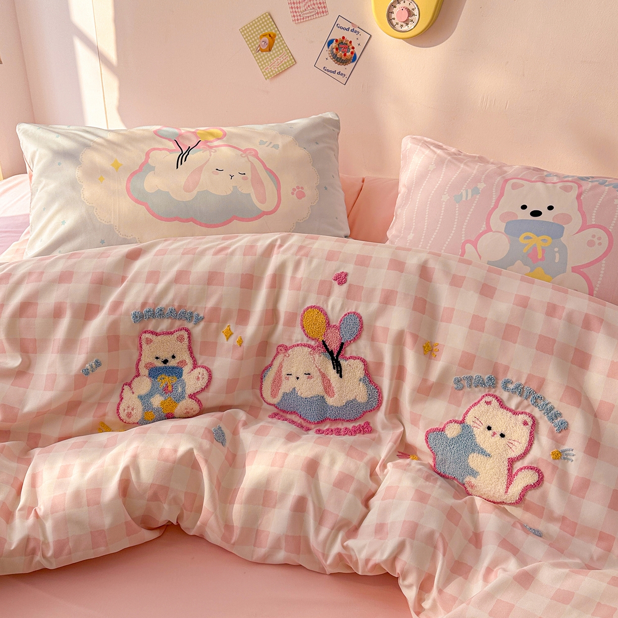 91家纺网 家纺一手货源 找家纺 沐慕 2026新款加厚款水洗棉云朵棉大版立体毛巾绣四件套 甜梦云朵趴