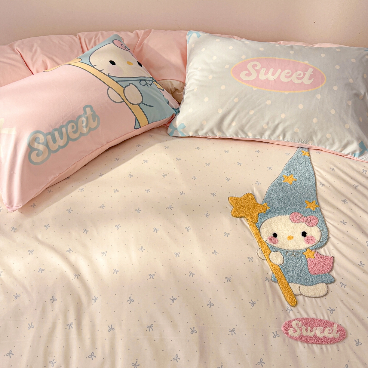 91家纺网 家纺一手货源 找家纺 沐慕 2026新款加厚款水洗棉云朵棉大版立体毛巾绣四件套 魔法喵