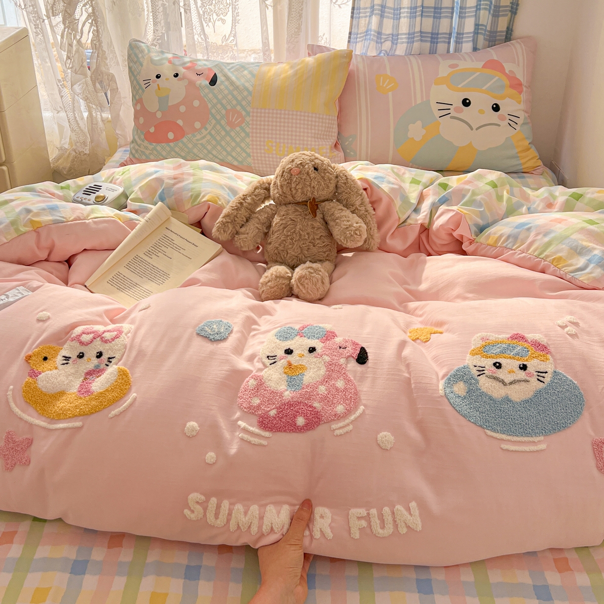 91家纺网 家纺一手货源 找家纺 沐慕 2026新款加厚款水洗棉云朵棉大版立体毛巾绣四件套 夏日喵星