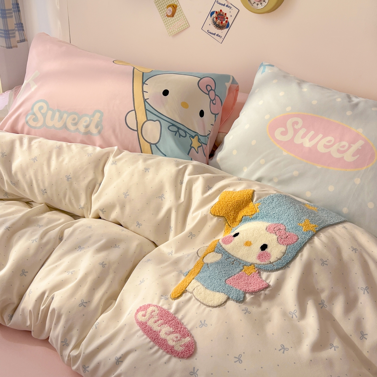 91家纺网 家纺一手货源 找家纺 沐慕 2026新款加厚款水洗棉云朵棉大版立体毛巾绣四件套 魔法喵