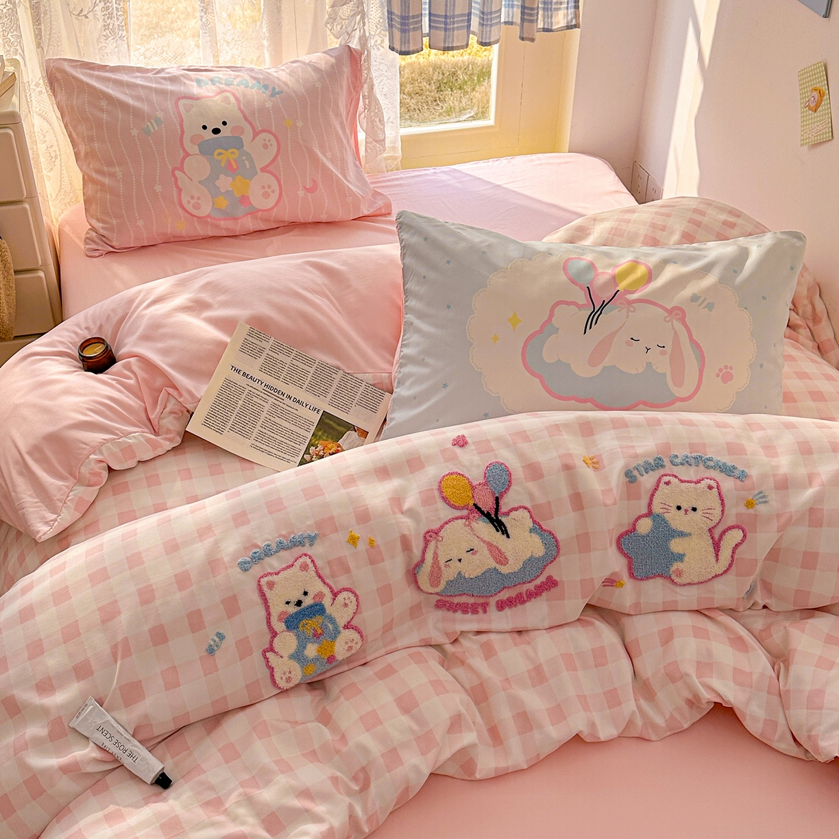 91家纺网 家纺一手货源 找家纺 沐慕 2026新款加厚款水洗棉云朵棉大版立体毛巾绣四件套 甜梦云朵趴