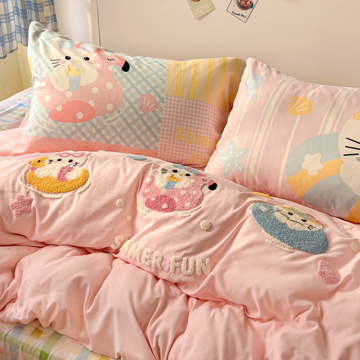 91家纺网 家纺一手货源 找家纺 沐慕 2026新款加厚款水洗棉云朵棉大版立体毛巾绣四件套 夏日喵星