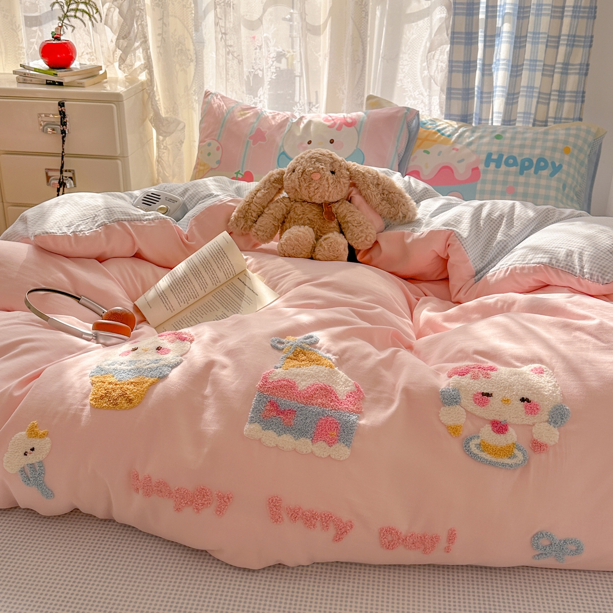 91家纺网 家纺一手货源 找家纺 沐慕 2026新款加厚款水洗棉云朵棉大版立体毛巾绣四件套 蛋糕kt