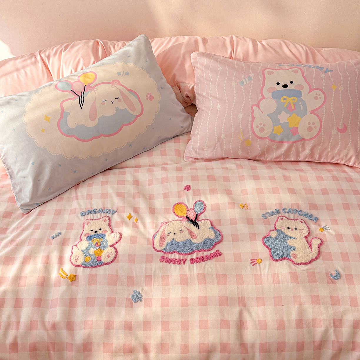 91家纺网 家纺一手货源 找家纺 沐慕 2026新款加厚款水洗棉云朵棉大版立体毛巾绣四件套 甜梦云朵趴