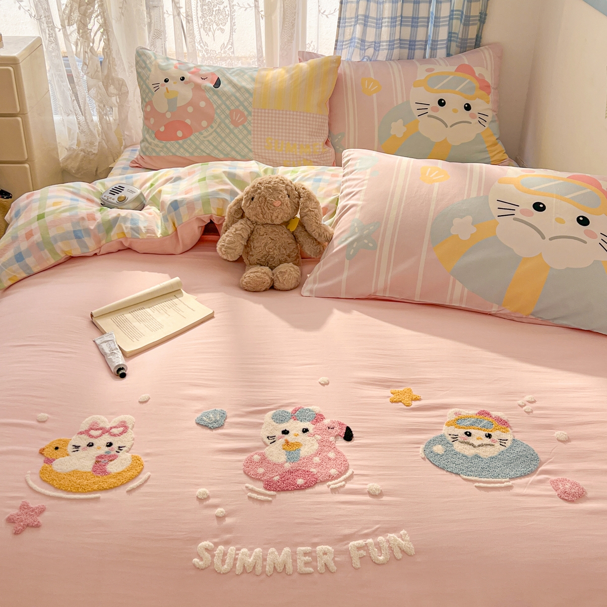 91家纺网 家纺一手货源 找家纺 沐慕 2026新款加厚款水洗棉云朵棉大版立体毛巾绣四件套 夏日喵星