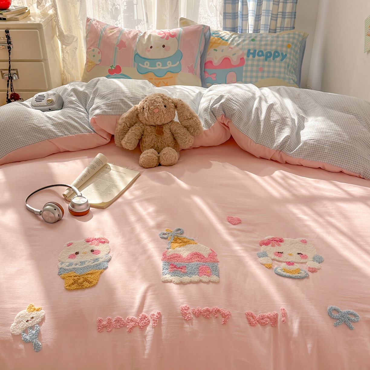 91家纺网 家纺一手货源 找家纺 沐慕 2026新款加厚款水洗棉云朵棉大版立体毛巾绣四件套 蛋糕kt