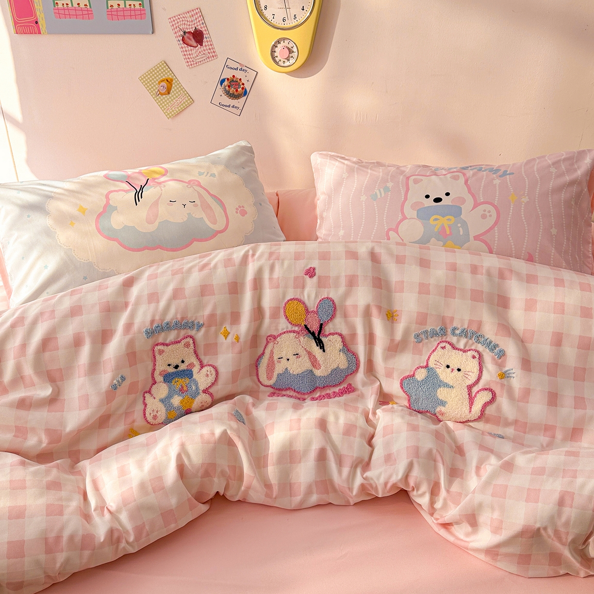 91家纺网 家纺一手货源 找家纺 沐慕 2026新款加厚款水洗棉云朵棉大版立体毛巾绣四件套 甜梦云朵趴