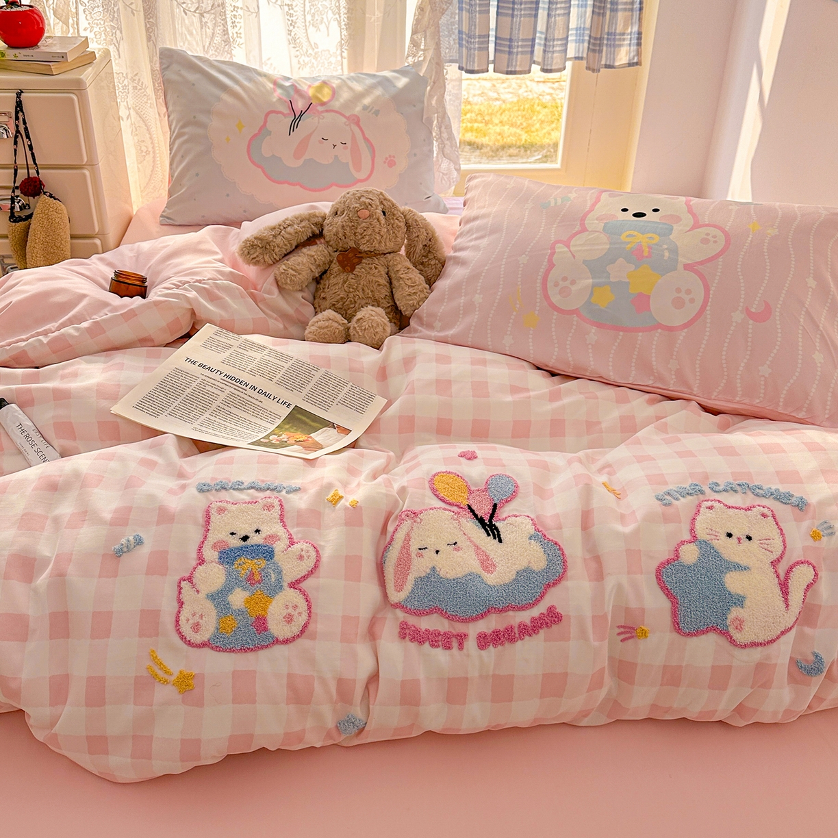 91家纺网 家纺一手货源 找家纺 沐慕 2026新款加厚款水洗棉云朵棉大版立体毛巾绣四件套 甜梦云朵趴